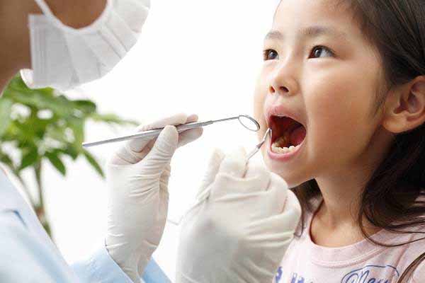 Trẻ 5 tuổi nhổ răng được không