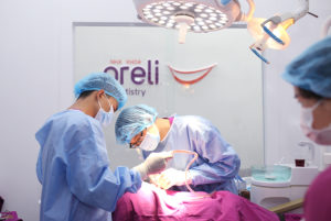 nên làm răng giả tháo lắp hay cố định