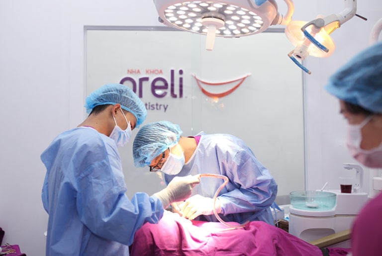 nên làm răng giả tháo lắp hay cố định