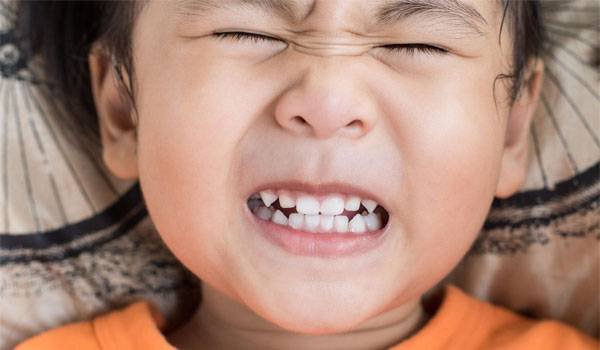 trẻ nghiến răng thiếu chất gì