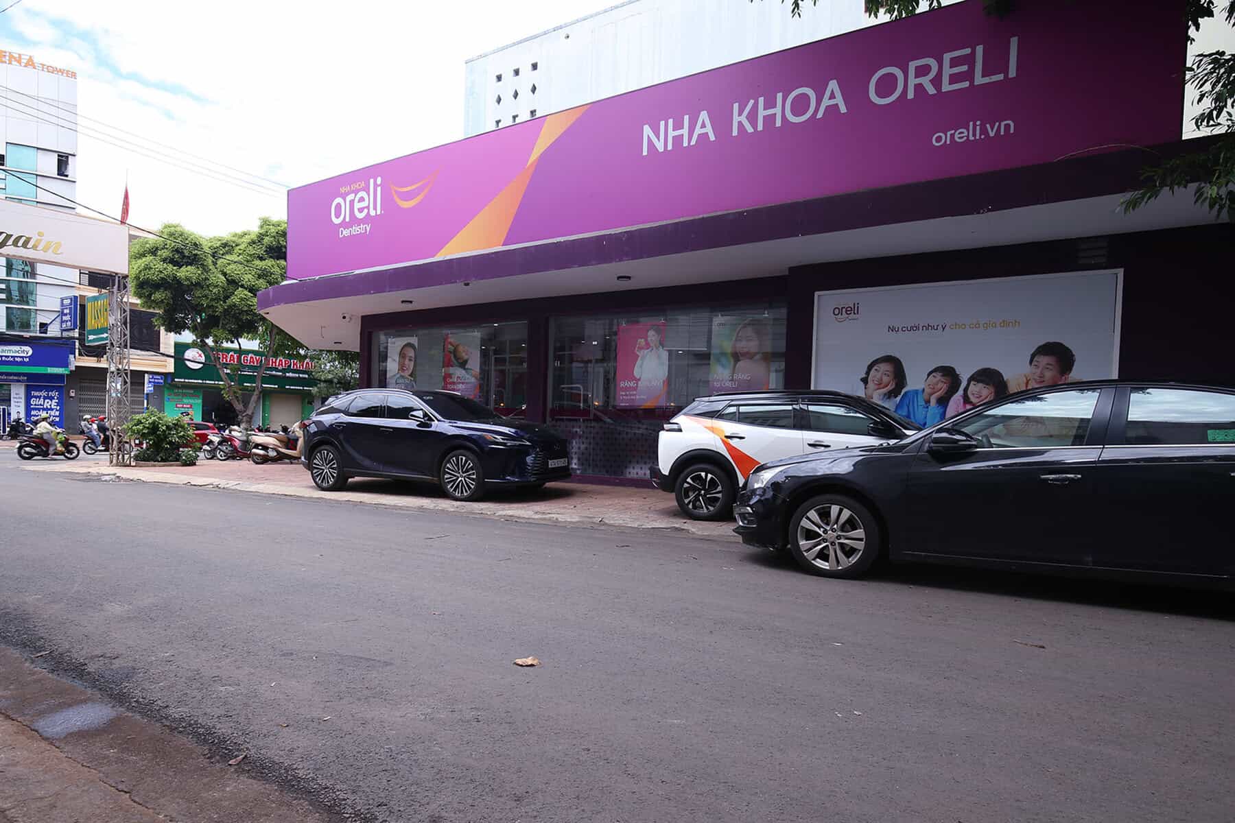 Mặt tiền Nha khoa Oreli tại Buôn Ma Thuột với không gian hiện đại và dễ nhận diện