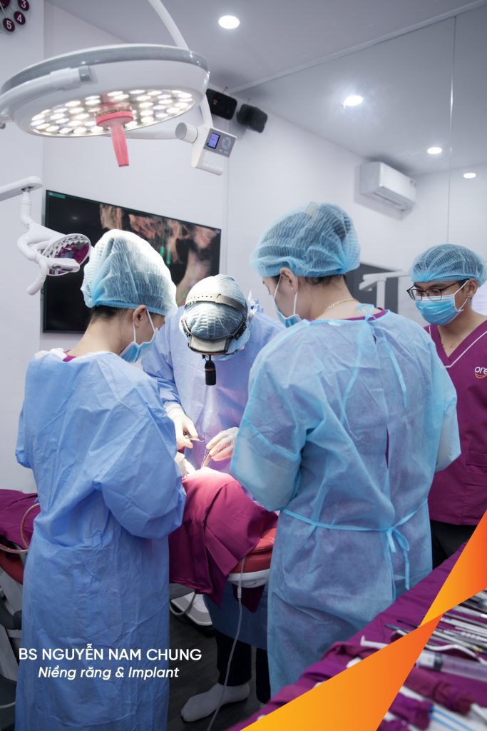 Trước điều trị: Mất răng vùng răng sau hàm dưới, các răng trước lung lay mất khả năng hồi phục tại Nha khoa Oreli Buôn Hồ