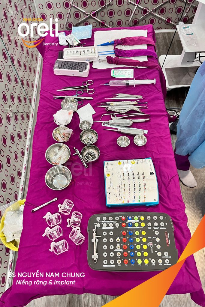 Mất răng vùng răng sau hàm dưới, các răng trước lung lay mất khả năng hồi phục trước khi điều trị tại Nha khoa Oreli Buôn Hồ