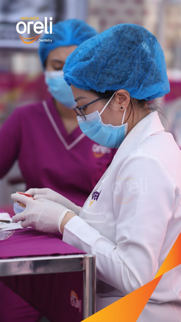 Cầu răng sứ lâu ngày, tiêu xương nhiều ở cả hàm trên và dưới trước khi điều trị tại Nha khoa Oreli